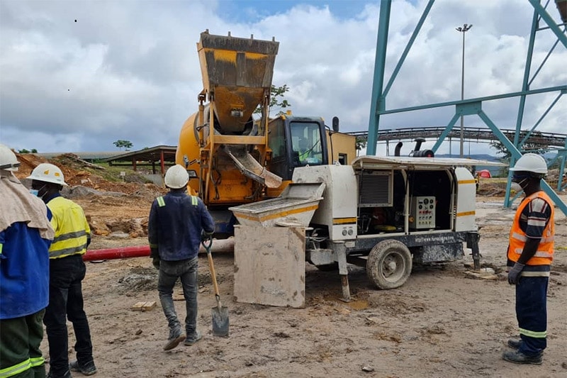 Pompe à béton DHBT40 et camion malaxeur à béton à chargement automatique HMC350 au Ghana