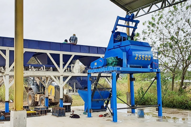 La bétonnière à double arbre JS500 joue un rôle dans l'usine de fabrication de blocs existante du