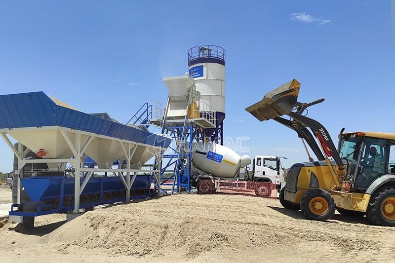 La centrale à béton fixe HZS35 fonctionne à Piura, au Pérou