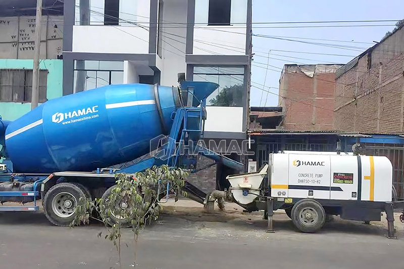 Le camion malaxeur fonctionne avec la pompe à béton
