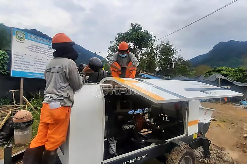Opérateur de pompe à béton sur site