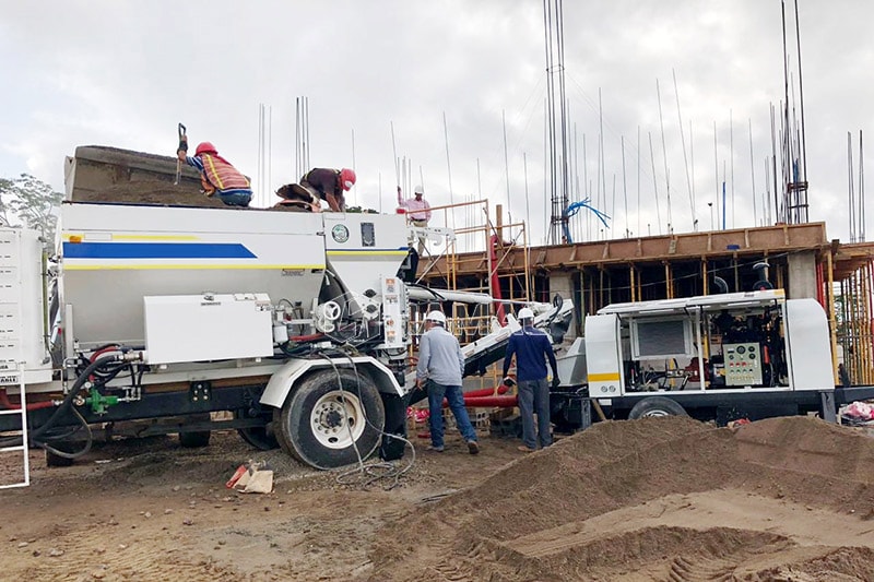 Pompe à béton stationnaire montée sur remorque au Salvador