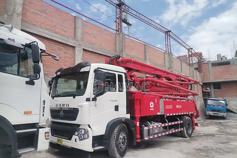 Une pompe à flèche montée sur camion de 30 m apparaît sur le chantier d'Arequipa Socabaya au Pérou