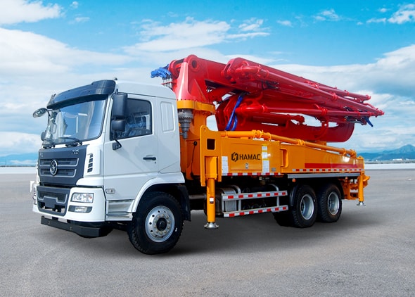 Pompe à flèche en béton montée sur camion