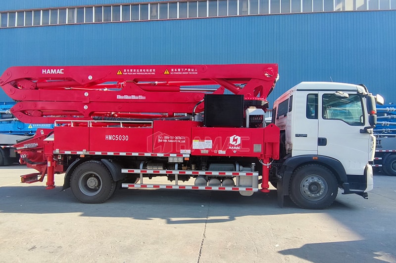 Pompe à flèche en béton montée sur camion de 30 m vers le Pérou